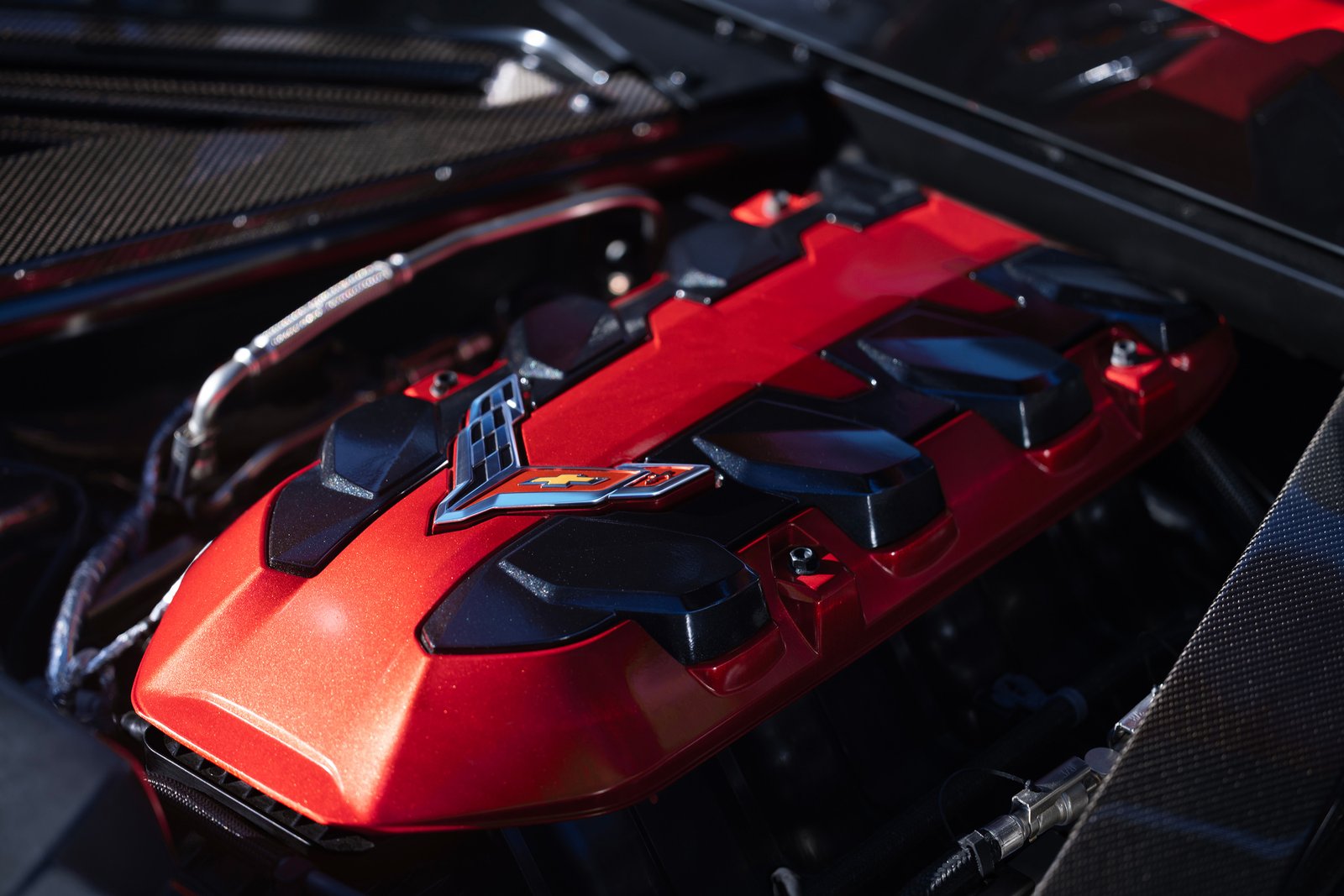 Red engine cover of the Chevrolet LS6 6.7-liter V8 with the Corvette crossed-flags emblem