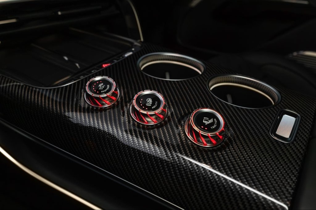 Carbon-fiber center console of the Mercedes-AMG GT SUV with Response, Agility and Traction rotary controls